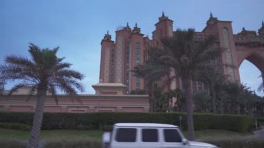 Dünya ünlü multi-milyon dolarlık Atlantis tatil, otel ve eğlence parkı eveningstock görüntüleri video içinde Palm Jumeirah Adası'nda