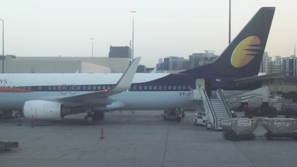 Aéroport international de Dubaï au coucher du soleil images vidéo — Video