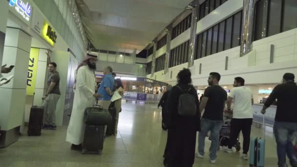Passagers dans la zone des arrivées à l'aéroport international de Dubaï images vidéo — Video