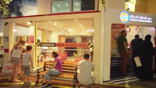 KidZania Dubai ger barn och deras föräldrar en säker och mycket realistisk utbildning miljö på Dubai Mall arkivfilmer video — Stockvideo