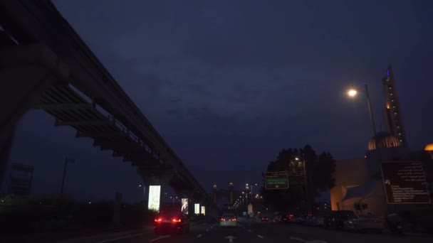 Noční provoz na silnici na umělých ostrovů Palm Jumeirah stopáže videa — Stock video