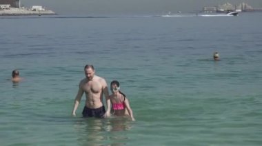 Turistler Marina beach, Dubai Stok görüntüleri video üzerinde açık suda yüzüyor