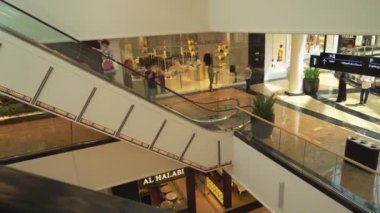 İç Mall of Emirates büyük alışveriş ve eğlence merkezi stok görüntüleri video
