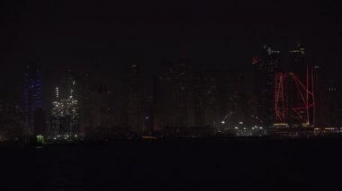 Dubai Yat Limanı kıyı bölgesi Stok görüntüleri video gökdelenlerin gece görünümü