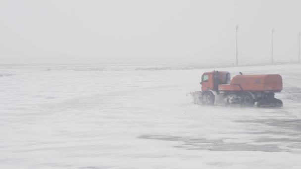 Tecnica speciale pulisce la pista dalla neve nell'aeroporto internazionale di Astana stock footage video — Video Stock