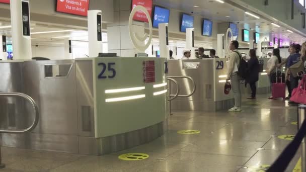 Οι επιβάτες στη ζώνη της εξασφάλισης θεώρησης στο Διεθνές Αεροδρόμιο του Ντουμπάι Χρηματιστήριο πλάνα βίντεο — Αρχείο Βίντεο