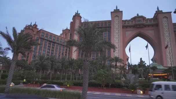 Świat słynnego wielomilionowe Atlantis Resort, Hotel i Park rozrywki na wyspie Palm Jumeirah w eveningstock nagrania wideo — Wideo stockowe