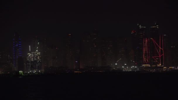 Vista noturna dos arranha-céus da zona costeira de Dubai Marina imagens de vídeo — Vídeo de Stock