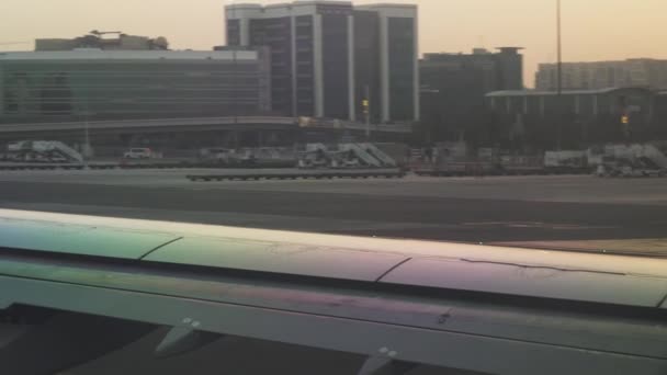 Aeropuerto Internacional de Dubai al atardecer material de archivo de vídeo — Vídeos de Stock