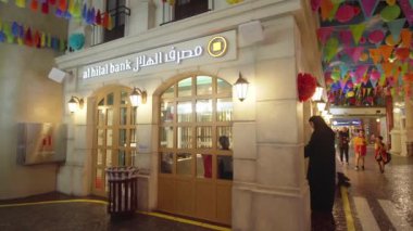 Dubai, Birleşik Arap Emirlikleri - 08 Nisan 2018: Sağlar Kidzania Dubai çocuklar ve ebeveynleri Dubai Alışveriş Merkezi Stok görüntüleri video, güvenli ve çok gerçekçi eğitim ortamı