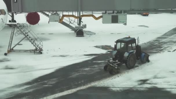 Ciągnika oczyszcza drogi na pokryte śniegiem lotniska Astana International Airport czas nagrań wideo — Wideo stockowe