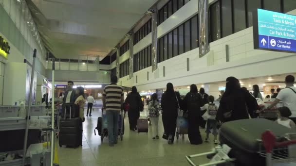 Passagers dans la zone des arrivées à l'aéroport international de Dubaï images vidéo — Video