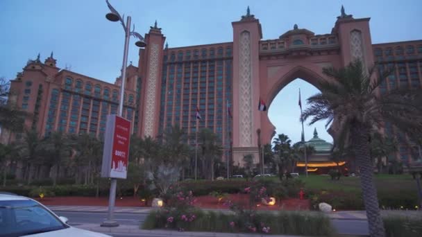 世界有名な数百万ドルのアトランティス リゾート、ホテル、eveningstock 映像ビデオのパーム ・ ジュメイラ島のテーマパーク — ストック動画