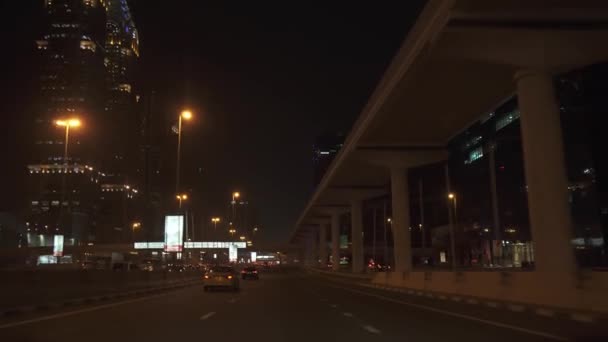 Natt trafik på den Sheikh Zayed Road arkivfilmer video — Stockvideo