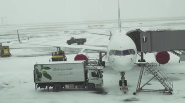 Hizmet için karlı bir aerodrome, uçuş uçak hazırlık Astana Uluslararası Havaalanı Stok görüntüleri video