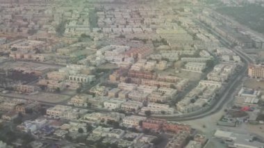 Binalar üzerinde arazi, Birleşik Arap Emirlikleri uçak Stok görüntüleri video günbatımı manzarası