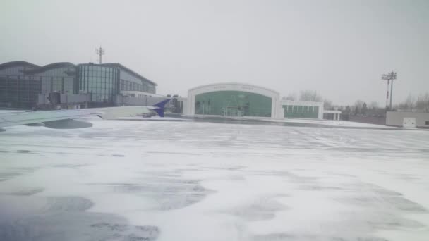 Aeródromo do Aeroporto Internacional de Astana foi coberto com imagens de estoque de neve vídeo — Vídeo de Stock