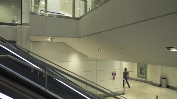 Intérieur à l'aéroport international de Dubaï images vidéo — Video