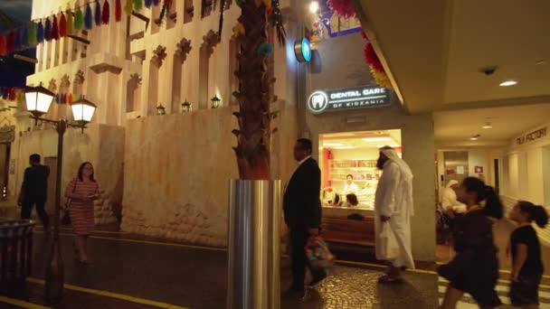 Kidzania Dubai, Dubai Mall stock footage videóinak biztonságos és nagyon reális oktatási környezetet biztosít gyermekek és szüleik — Stock videók
