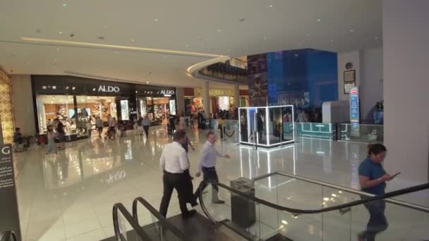 Dubai Mall interior é o maior centro comercial do mundo imagens de vídeo — Vídeo de Stock