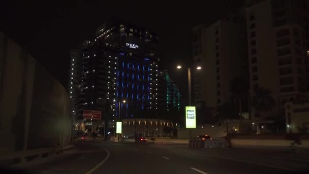 Tráfego noturno na estrada em ilhas artificiais Palm Jumeirah stock footage vídeo — Vídeo de Stock