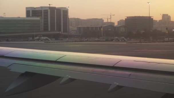 Aeroporto Internacional de Dubai ao pôr do sol imagens de vídeo — Vídeo de Stock