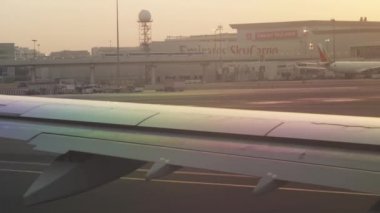 Dubai Uluslararası Havaalanı'nda günbatımı Stok görüntüleri video