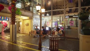 KidZania Dubai çocuklar ve ebeveynleri Dubai Alışveriş Merkezi Stok görüntüleri video, güvenli ve çok gerçekçi eğitim ortamı sağlar