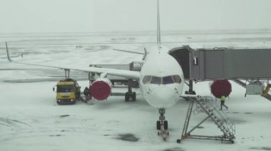 Hizmet için karlı bir aerodrome, uçuş uçak hazırlık Astana Uluslararası Havaalanı Stok görüntüleri video