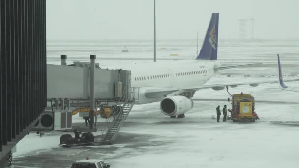 Service van de voorbereiding van de vliegtuigen voor vlucht op een besneeuwde luchtvaartterrein van Astana International Airport stock footage video — Stockvideo