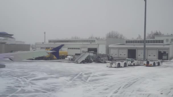 Luchtvaartterrein van Astana International Airport was bedekt met sneeuw, stock footage video — Stockvideo