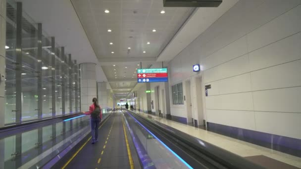 Intérieur à l'aéroport international de Dubaï images vidéo — Video