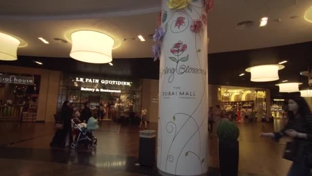 Dubai Mall Interieur ist das größte Einkaufszentrum der Welt Stock Footage Video — Stockvideo