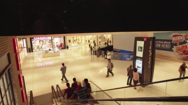 Εσωτερικό εμπορικό κέντρο Dubai Mall είναι η κόσμους μεγαλύτερο εμπορικό κέντρο πλάνα βίντεο — Αρχείο Βίντεο