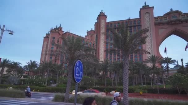 Famoso multi-millones de dólares Atlantis Resort, Hotel y Parque Temático en la isla Palm Jumeirah en el video de imágenes de la noche — Vídeos de Stock