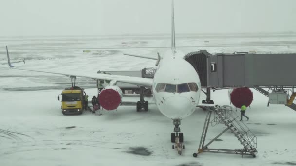 A repülőgép felkészülés repülés havas repülőtéren Astana International Airport stock footage videóinak szolgáltatás — Stock videók