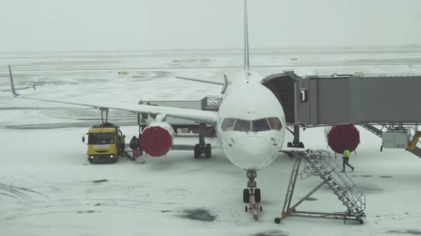 アスタナ国際空港映像ビデオの雪の飛行場での飛行の航空機準備のサービス — ストック動画