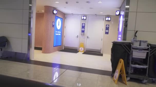 Εσωτερικό στο το Διεθνές Αεροδρόμιο του Ντουμπάι Χρηματιστήριο πλάνα βίντεο — Αρχείο Βίντεο