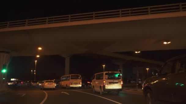 Tráfico nocturno por carretera en las carreteras de Dubai material de archivo de vídeo — Vídeo de stock