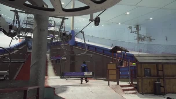 Ski Dubai es una estación de esquí cubierta con 22.500 metros cuadrados de material de material de esquí interior video — Vídeo de stock
