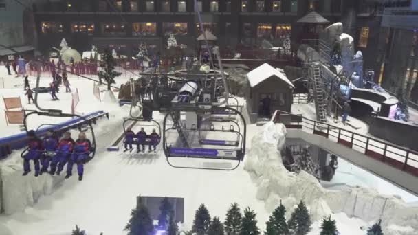 Ski dubai ist ein Indoor-Skigebiet mit 22.500 Quadratmetern Indoor-Skigebiet. — Stockvideo