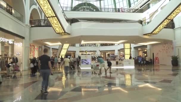 Interieur Mall of the Emirates in Dubai stock footage video — Stockvideo