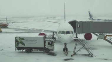 Hizmet için karlı bir aerodrome, uçuş uçak hazırlık Astana Uluslararası Havaalanı Stok görüntüleri video