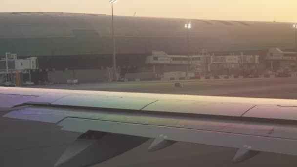 Dubai International Airport bij zonsondergang stock footage video — Stockvideo