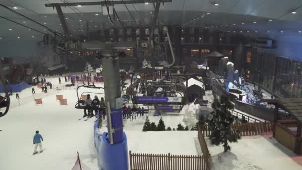 Ski dubai ist ein Indoor-Skigebiet mit 22.500 Quadratmetern Indoor-Skigebiet. — Stockvideo