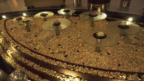 Фонтан у фойє апарт -готель Lotus в Дубаї Марина Відеоматеріал відео — стокове відео