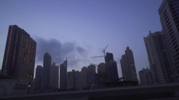 夜のドバイ マリーナ ストック ビデオ ビデオの高層ビル群の眺め — ストック動画