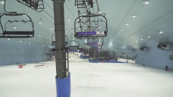 Ski Dubai es una estación de esquí cubierta con 22.500 metros cuadrados de material de material de esquí interior video — Vídeo de stock