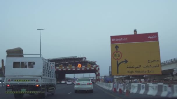 Tráfico nocturno en el vídeo de imágenes de Sheikh Zayed Road — Vídeos de Stock