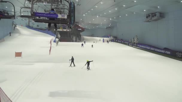 Ski Dubai a fedett sí üdülőhely, amely 22.500 négyzetméter fedett sí terület stock footage videóinak — Stock videók